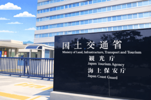 【2025年最新】国土交通省の職員数は何人？年齢構成・女性比率・俸給表別内訳を解説